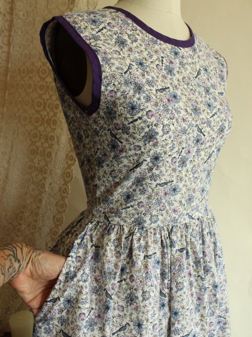 Vintage 1950s Dress with Pockets, Bluebird Print in Purple Blue and White Cotton - Picture 7 of 13
